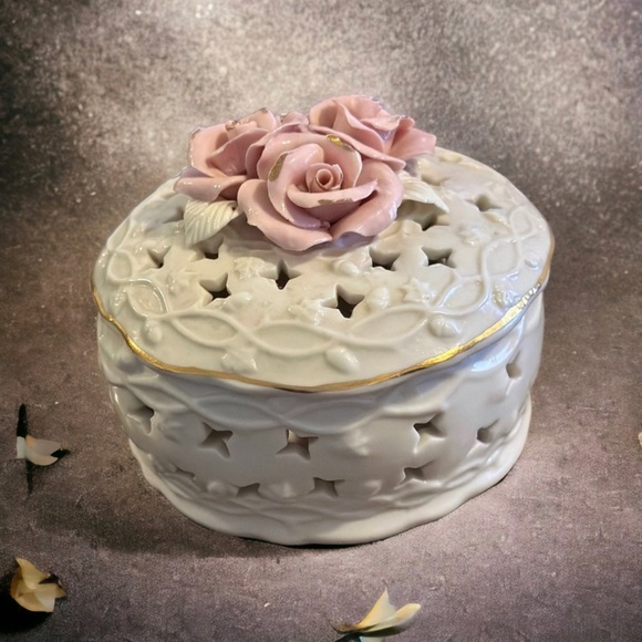 Vintage Ceramic Potpourrie Jewelry Trinket Box Lid Capodimonte Style Roses - Picture 7 of 16